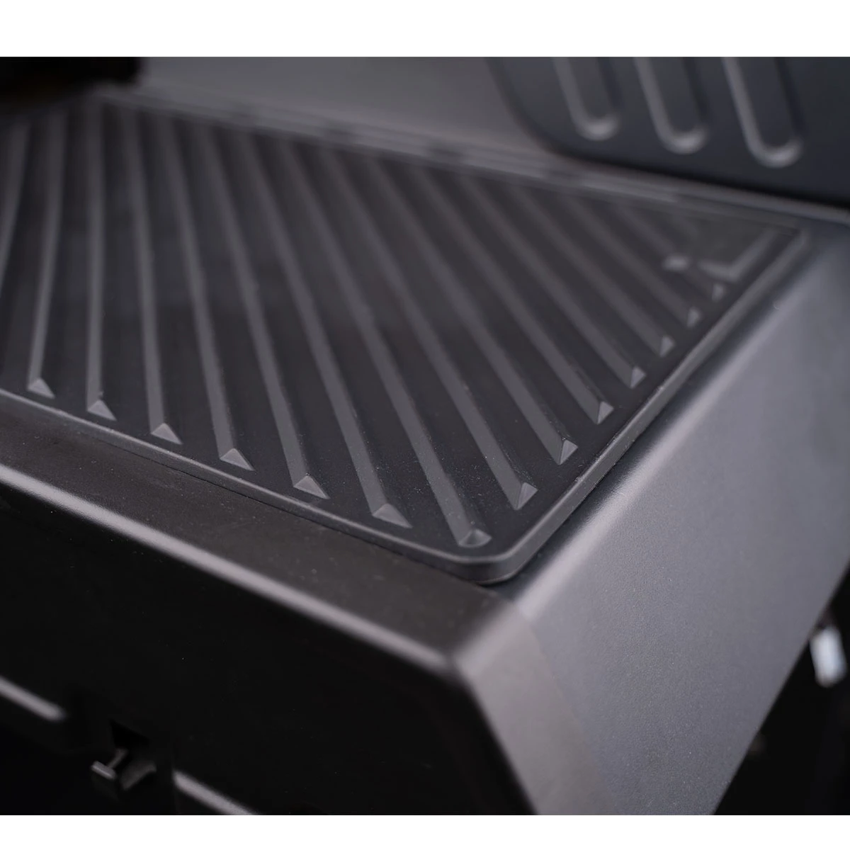 SANTOS S-518 All Black Mit Seiten- Und Heckbrenner, Schwarz, Inkl. Drehspieß, Rostheber & Silikonablage & Graviertes ZWILLING Pro Messer 18 SANTOS S-518 All Black Mit Seiten- Und Heckbrenner, Schwarz, Inkl. Drehspieß, Rostheber & Silikonablage & Graviertes ZWILLING Pro Messer – Bild 16