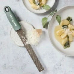 Microplane Premium Reibe / Zester, Eukalyptus Grün -Napoleon Verkaufs-Shop microplane premium reibe zester eukalyptus gruen f5b418ee93cb819ce7cdd7117b5a77b9