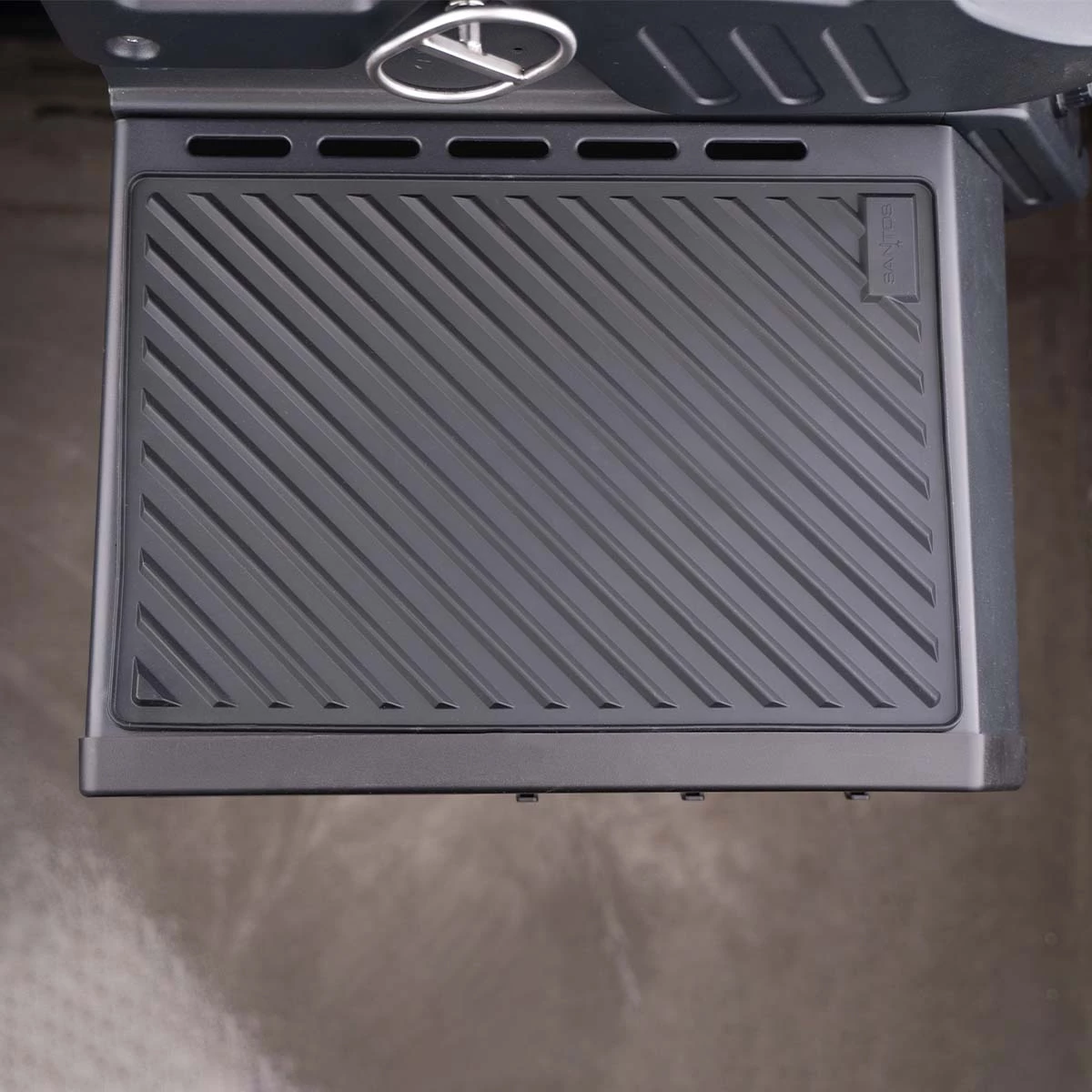 SANTOS S-518 All Black Mit Seiten- Und Heckbrenner, Schwarz, Inkl. Drehspieß, Rostheber & Silikonablage & Graviertes ZWILLING Pro Messer 5 SANTOS S-518 All Black Mit Seiten- Und Heckbrenner, Schwarz, Inkl. Drehspieß, Rostheber & Silikonablage & Graviertes ZWILLING Pro Messer – Bild 3